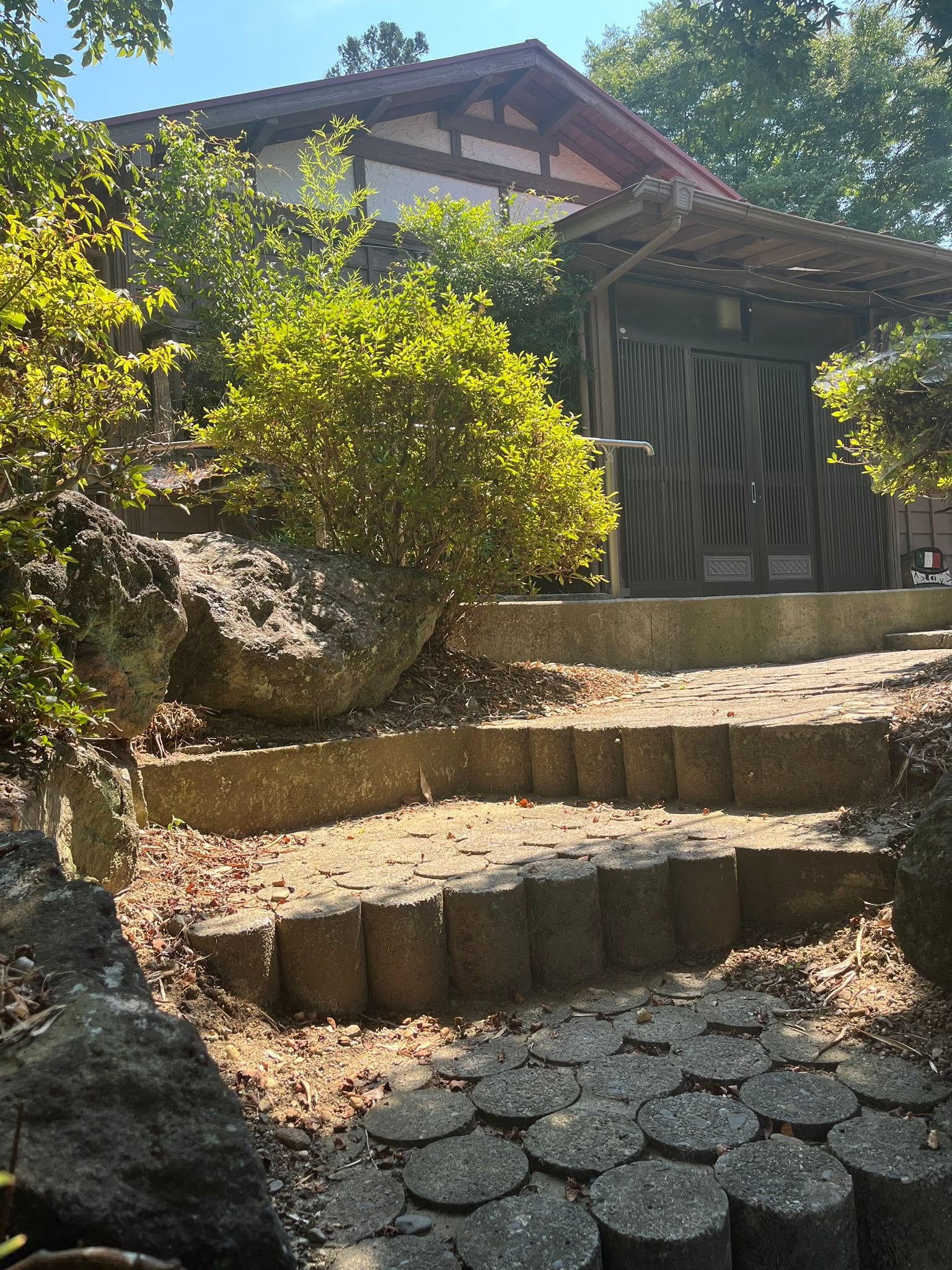 庭を抜けて客室棟へ向かう小径