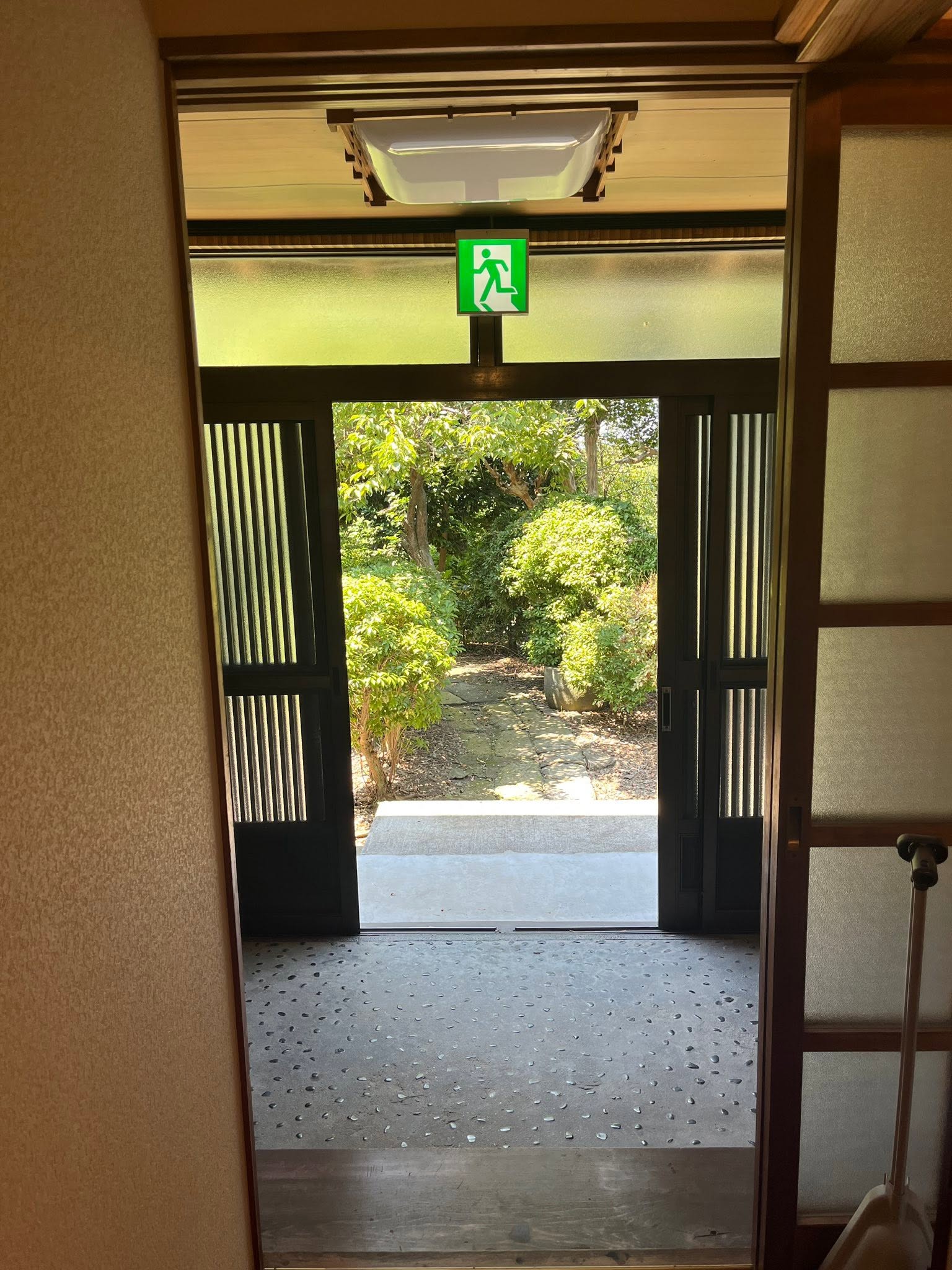 平屋客室棟の玄関から庭を望む