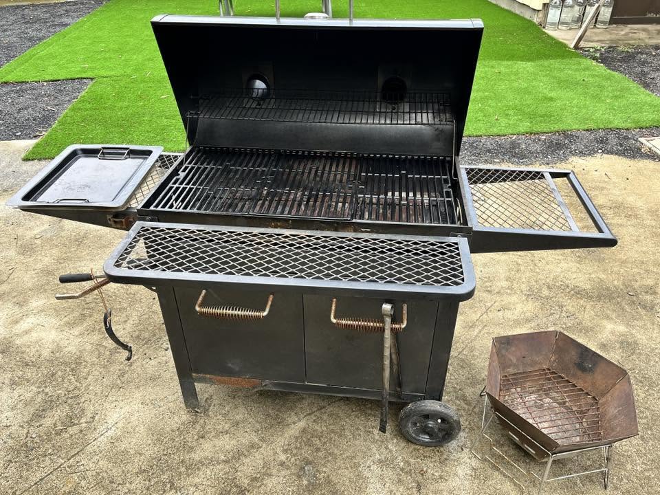 庭に用意されたBBQグリル