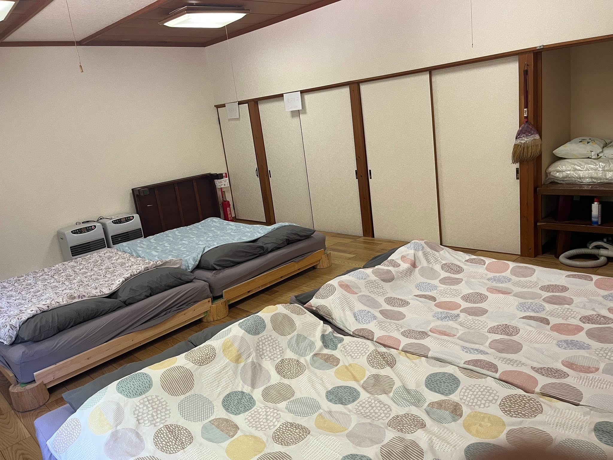 ベッドが並ぶ寝室