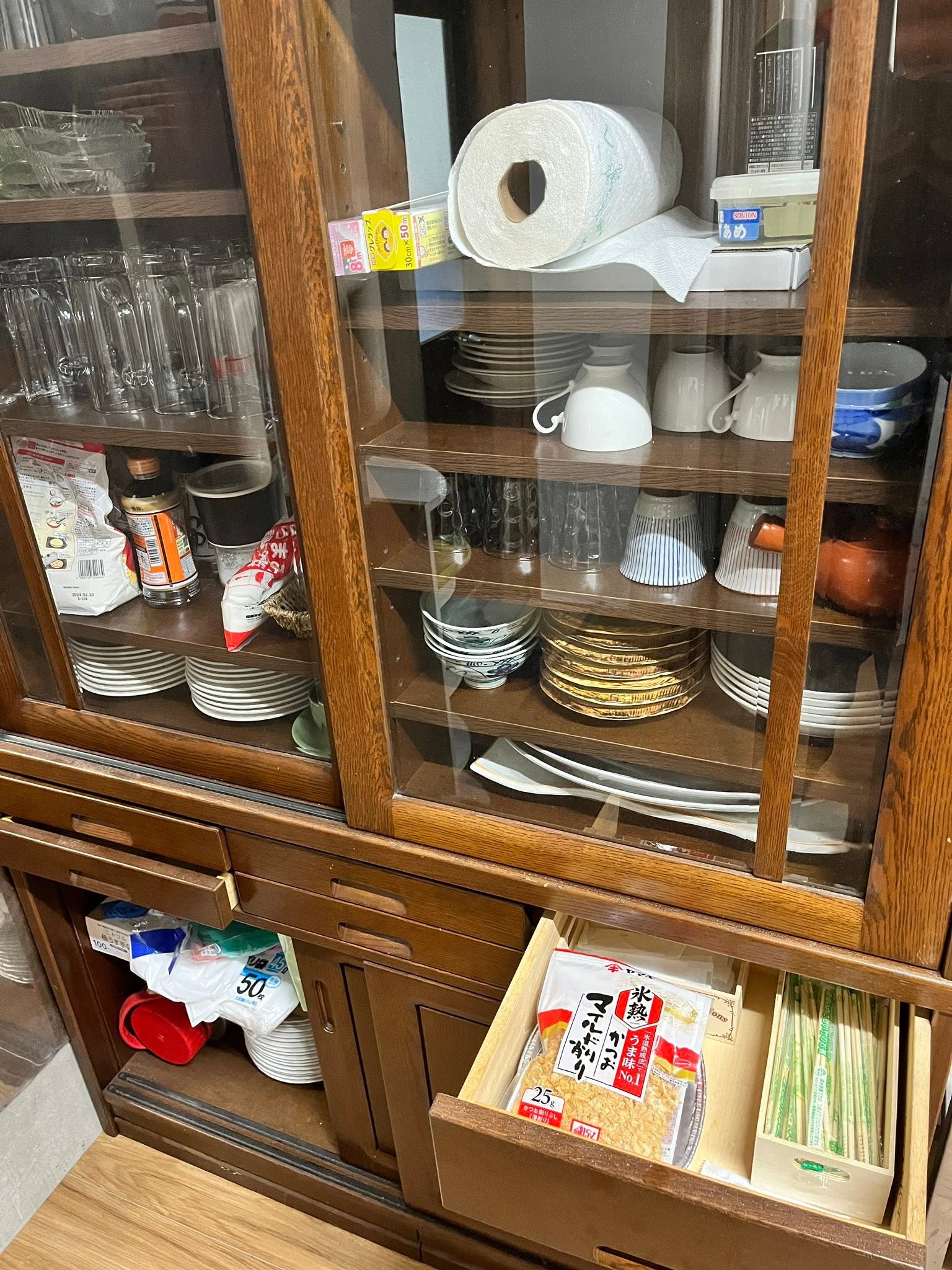 食器がそろった食器棚