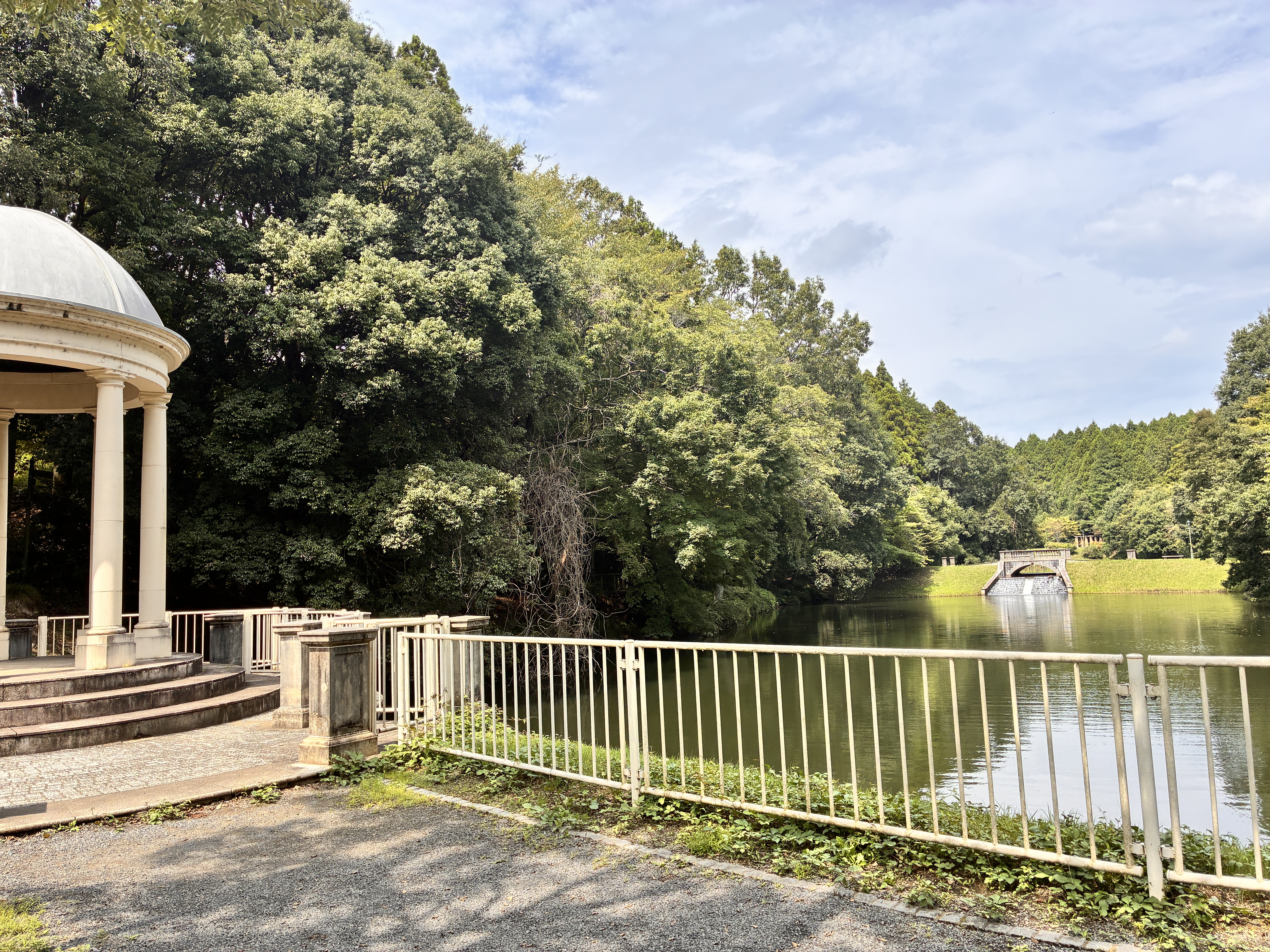 七ツ洞公園のあずまやと池